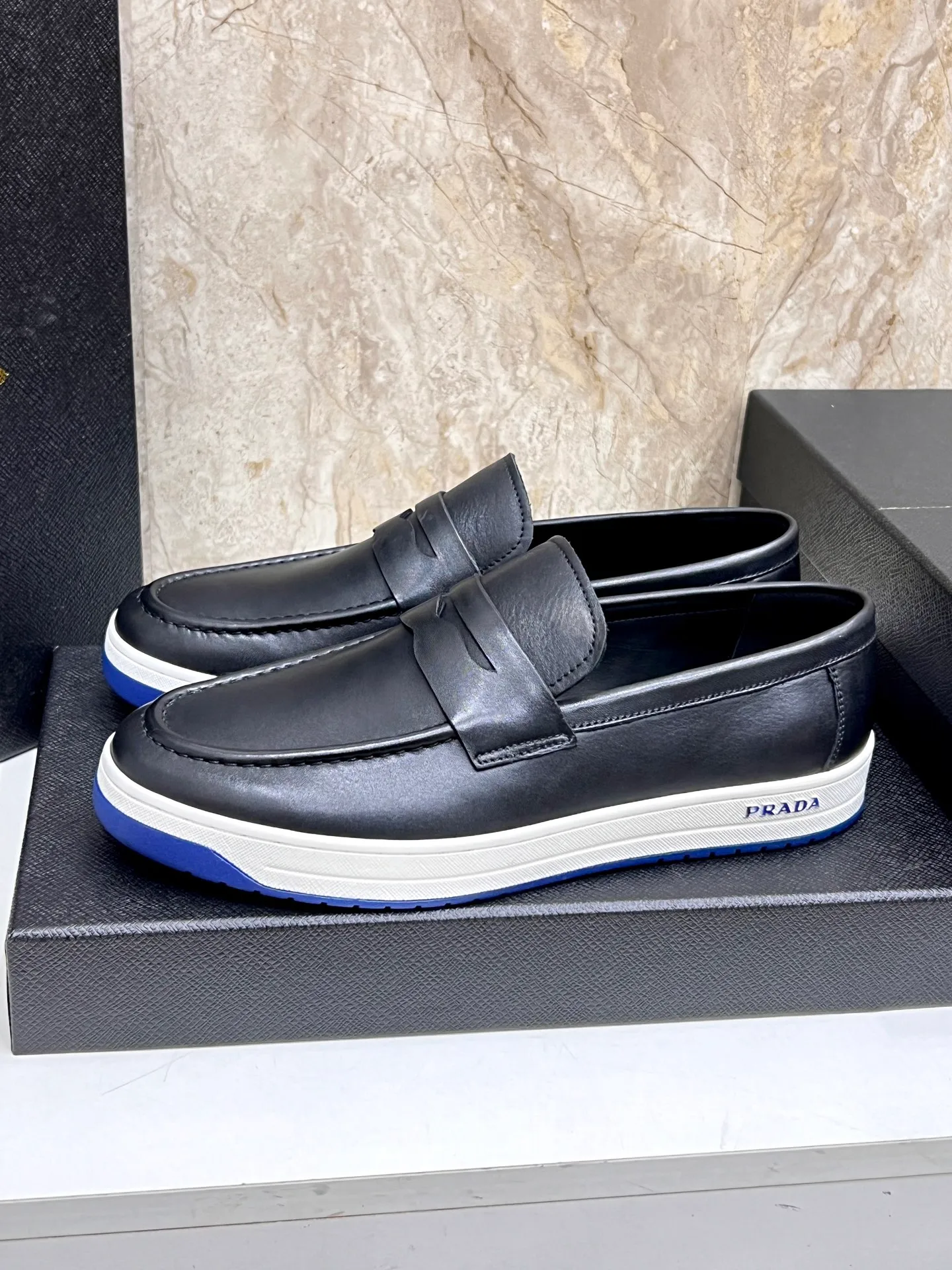💰620 Prada classic men’s lace-up casual shoes｜Imported cowhide upper｜Layered stitching design on the upper Lightweight and breathable｜Soft and comfortable｜PRADA letters on the side｜Distinctive sporty style Showing the brand style｜Lightweight embossed rubber sole｜With cowhide foot pad lining｜Excellent foot feel Fashionable and elegant｜Size: 38-44 (customized at 45)